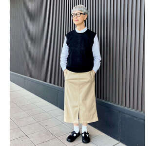 もたつかない「薄手ベスト」の魔法。丸襟ブラウスですっきり見せる、60代大人の春コーデ