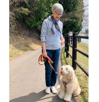 愛犬はもういないけれど、友人の犬と過ごした春の一日。日焼け対策のスカーフをアクセントに