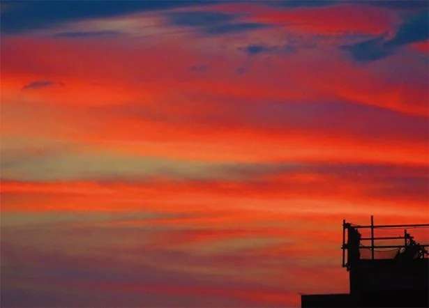 雲の「色」を決めるもの。空を見上げるのが楽しくなる科学を解説！