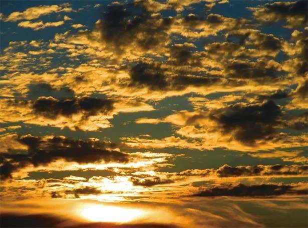 雲の「色」を決めるもの。空を見上げるのが楽しくなる科学を解説！ 12897642_615.jpg