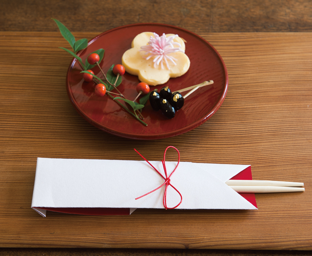 手作りで雅な雰囲気に！　紅白の箸袋で新年を祝いましょう