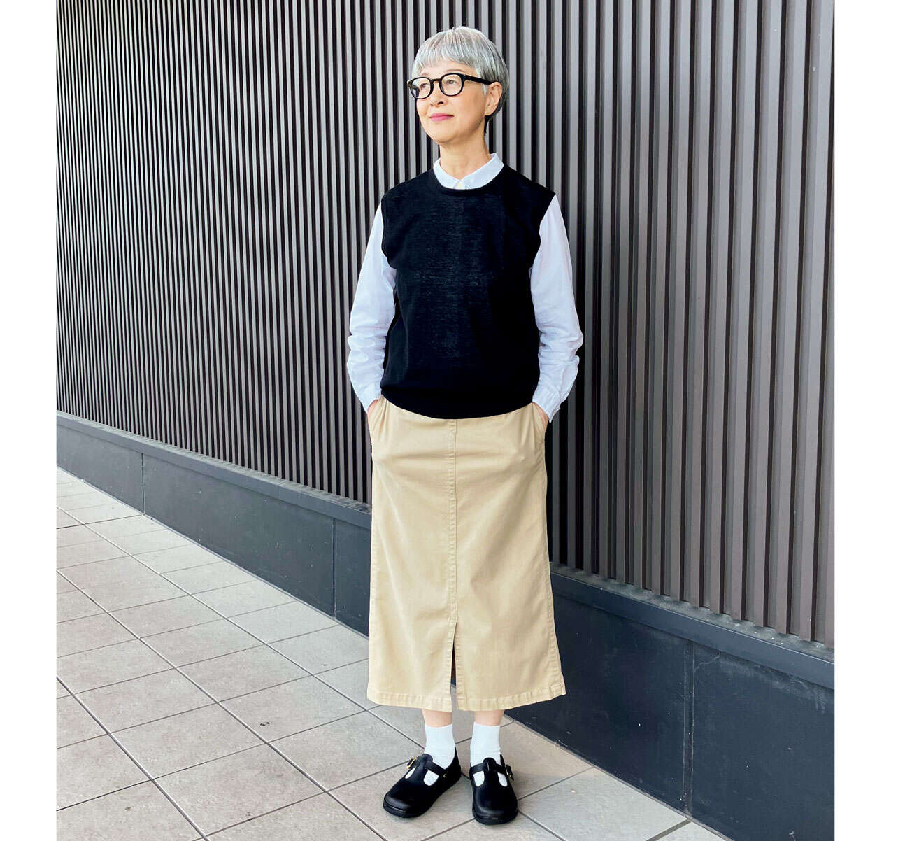 もたつかない「薄手ベスト」の魔法。丸襟ブラウスですっきり見せる、60代大人の春コーデ th春7(1).jpg