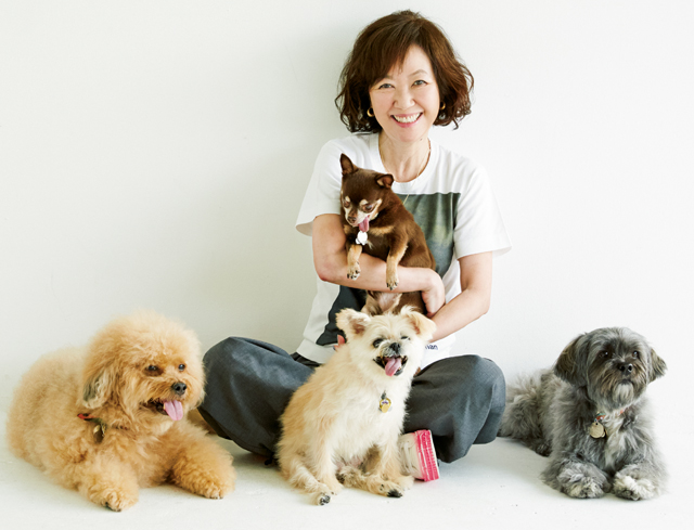 コロナの自粛期間も、愛犬の存在が助けに。浅田美代子さんが語る「4頭の保護犬との暮らし」 2010_P060_01.jpg