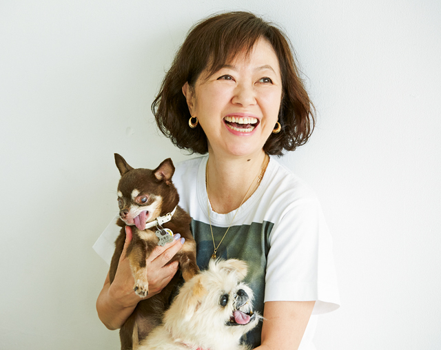 コロナの自粛期間も、愛犬の存在が助けに。浅田美代子さんが語る「4頭の保護犬との暮らし」 2010_P061_02.jpg