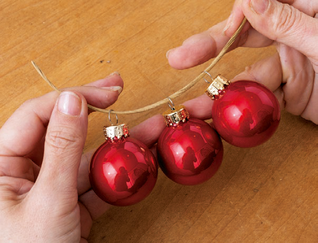 クリスマス＆正月どちらも使える！　「赤いボール」を使った優秀リースの作り方 2012_P052_05.jpg