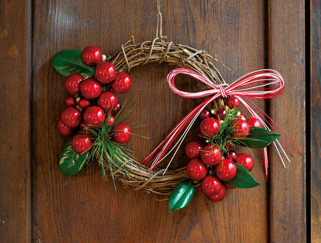 クリスマス＆正月どちらも使える！　「赤いボール」を使った優秀リースの作り方 2012_P053_01.jpg