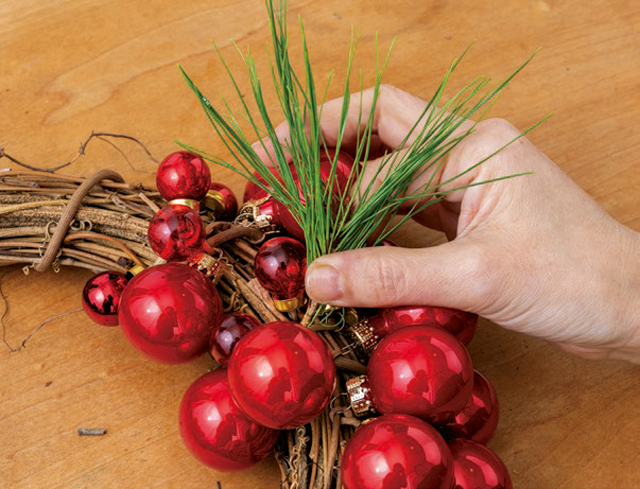 クリスマス＆正月どちらも使える！　「赤いボール」を使った優秀リースの作り方 2012_P053_03.jpg