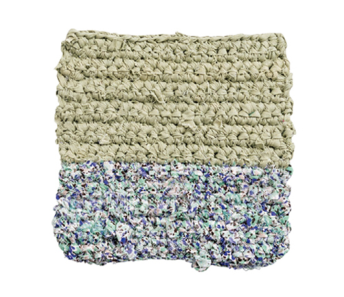 「裂き編み」ならではの温もり♪ ジャンボかぎ針を使って作るメガネケース＆ポシェット 2105_P047_02_W500.jpg