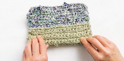 「裂き編み」ならではの温もり♪ ジャンボかぎ針を使って作るメガネケース＆ポシェット 2105_P047_04_W500.jpg