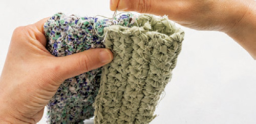 「裂き編み」ならではの温もり♪ ジャンボかぎ針を使って作るメガネケース＆ポシェット 2105_P047_05_W500.jpg
