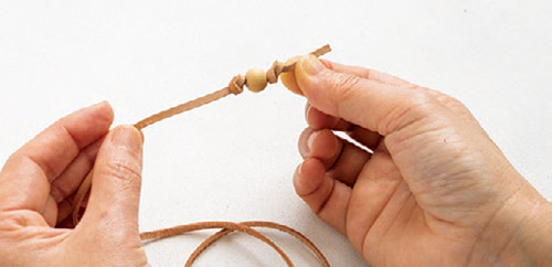 「裂き編み」ならではの温もり♪ ジャンボかぎ針を使って作るメガネケース＆ポシェット 2105_P047_06_W500.jpg