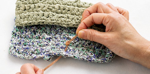 「裂き編み」ならではの温もり♪ ジャンボかぎ針を使って作るメガネケース＆ポシェット 2105_P047_07_W500.jpg