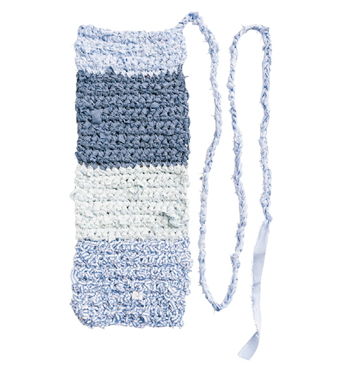 「裂き編み」ならではの温もり♪ ジャンボかぎ針を使って作るメガネケース＆ポシェット 2105_P047_08_W500.jpg