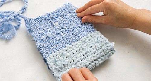 「裂き編み」ならではの温もり♪ ジャンボかぎ針を使って作るメガネケース＆ポシェット 2105_P047_10_W500.jpg