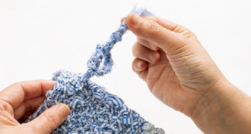 「裂き編み」ならではの温もり♪ ジャンボかぎ針を使って作るメガネケース＆ポシェット 2105_P047_12_W500.jpg