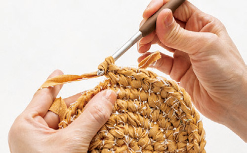 丸い面を編んでゆけばできる！ ジャンボかぎ針で楽しむ「裂き編み」で鍋敷きやコースターを作ろう 2105_P049_10_W500.jpg