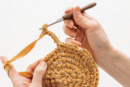 丸い面を編んでゆけばできる！ ジャンボかぎ針で楽しむ「裂き編み」で鍋敷きやコースターを作ろう 2105_P049_11_W500.jpg