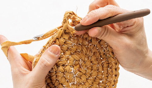 丸い面を編んでゆけばできる！ ジャンボかぎ針で楽しむ「裂き編み」で鍋敷きやコースターを作ろう 2105_P049_12_W500.jpg