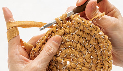 丸い面を編んでゆけばできる！ ジャンボかぎ針で楽しむ「裂き編み」で鍋敷きやコースターを作ろう 2105_P049_13_W500.jpg