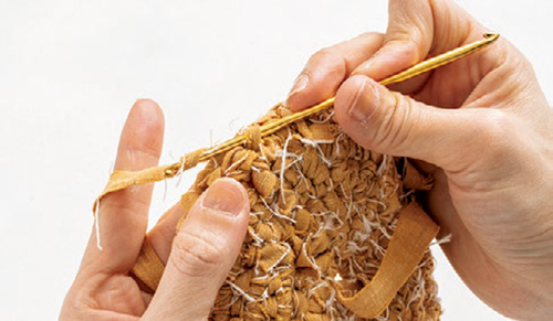 丸い面を編んでゆけばできる！ ジャンボかぎ針で楽しむ「裂き編み」で鍋敷きやコースターを作ろう 2105_P049_15_W500.jpg