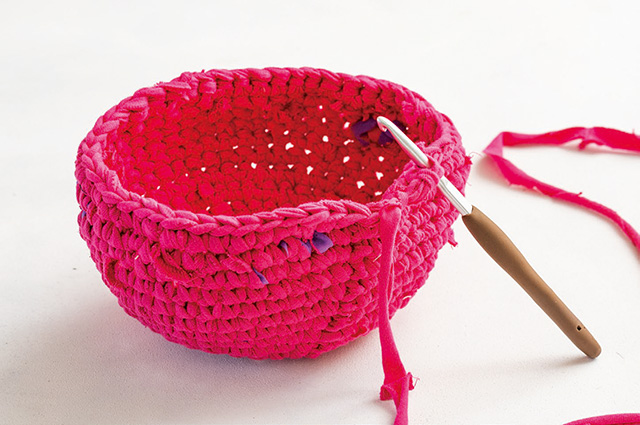 円筒形に編んでいけばバックができる！ ジャンボかぎ針で「裂き編み」を楽しんでみて 2105_P050_01.jpg