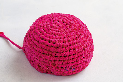 円筒形に編んでいけばバックができる！ ジャンボかぎ針で「裂き編み」を楽しんでみて 2105_P050_02_W500.jpg