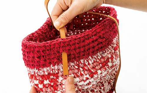 円筒形に編んでいけばバックができる！ ジャンボかぎ針で「裂き編み」を楽しんでみて 2105_P050_06_W500.jpg