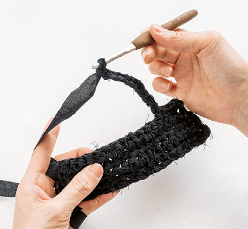 円筒形に編んでいけばバックができる！ ジャンボかぎ針で「裂き編み」を楽しんでみて 2105_P051_02_W500.jpg