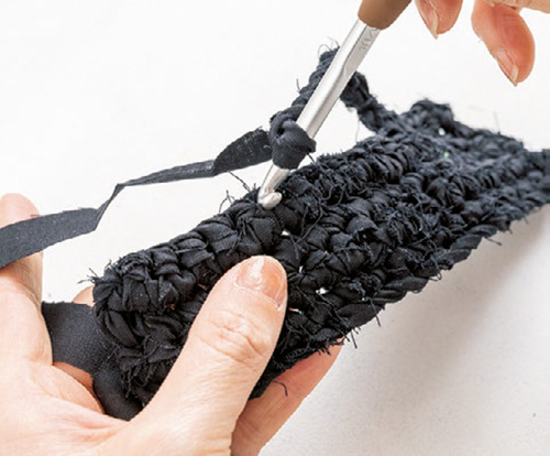 円筒形に編んでいけばバックができる！ ジャンボかぎ針で「裂き編み」を楽しんでみて 2105_P051_03_W500.jpg