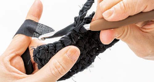 円筒形に編んでいけばバックができる！ ジャンボかぎ針で「裂き編み」を楽しんでみて 2105_P051_04_W500.jpg