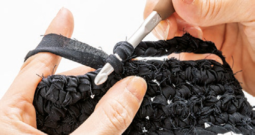 円筒形に編んでいけばバックができる！ ジャンボかぎ針で「裂き編み」を楽しんでみて 2105_P051_05_W500.jpg