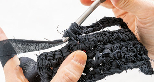 円筒形に編んでいけばバックができる！ ジャンボかぎ針で「裂き編み」を楽しんでみて 2105_P051_07_W500.jpg