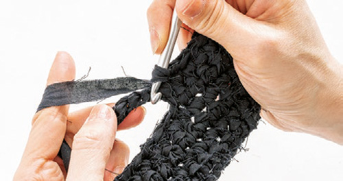 円筒形に編んでいけばバックができる！ ジャンボかぎ針で「裂き編み」を楽しんでみて 2105_P051_08_W500.jpg