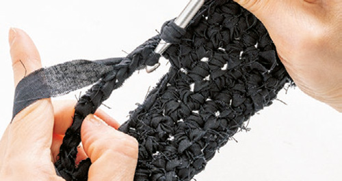 円筒形に編んでいけばバックができる！ ジャンボかぎ針で「裂き編み」を楽しんでみて 2105_P051_09_W500.jpg