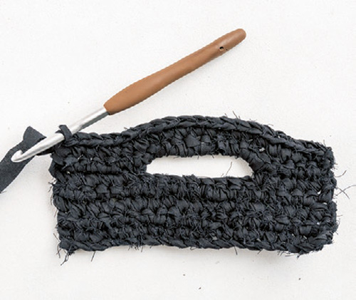 円筒形に編んでいけばバックができる！ ジャンボかぎ針で「裂き編み」を楽しんでみて 2105_P051_12_W500.jpg