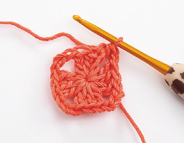 鎖編みと長編みを繰り返すだけ♪ かぎ針で編む基本の「グラニーモチーフ」 2106_P113_04.jpg
