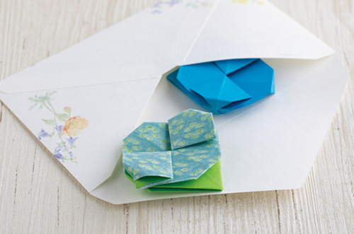 花の折り紙を季節の便りとして贈りませんか？ 封筒にしのばせたい「あさがお」の折り方 2108_P034_02_W500.jpg