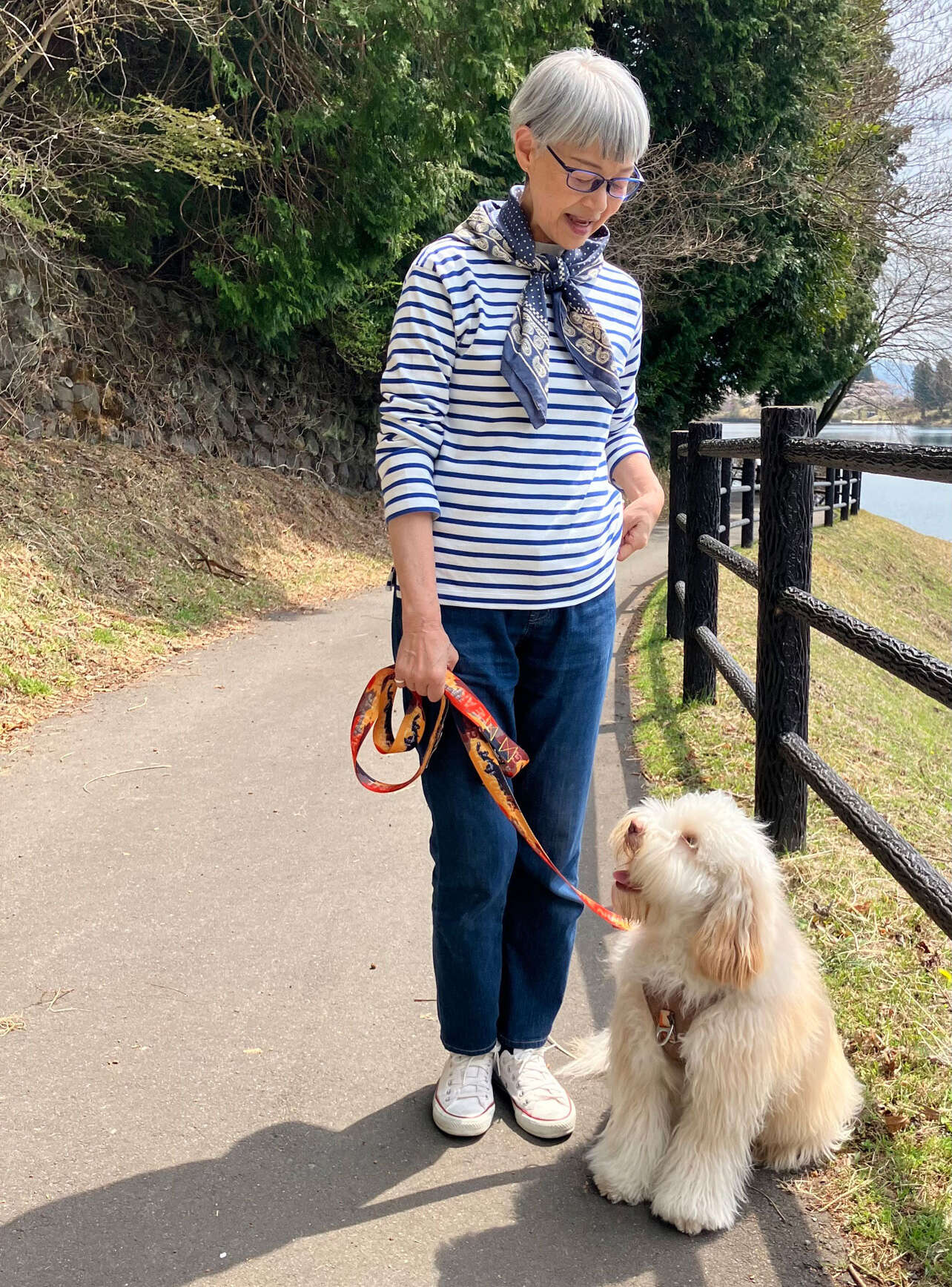 愛犬はもういないけれど、友人の犬と過ごした春の一日。日焼け対策のスカーフをアクセントに 春2.jpg