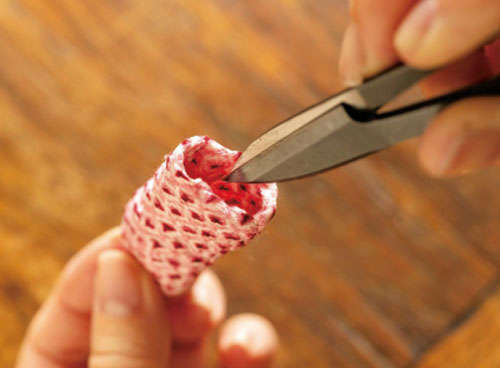 きものの端切れで作る裁縫道具。簡単にできる「糸切りばさみ入れ」 2201_P104_06_W500.jpg