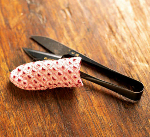 きものの端切れで作る裁縫道具。簡単にできる「糸切りばさみ入れ」