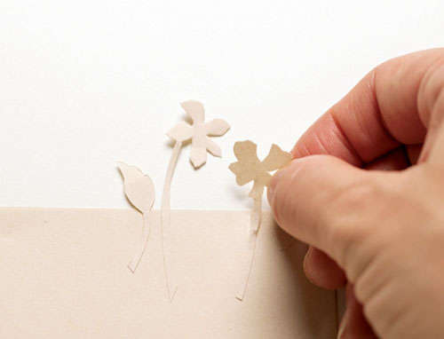 花のシルエットを楽しむ♪ 「すみれ」の切り紙を使って春の野原のようなレターセットを！ 2202_P059_05_W500.jpg