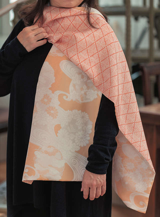 四角いきものの地を重ねて縫うだけ！渋沢英子さんに教わる「きもので作るスカーフとショール」 2401_P090-091_06.jpg