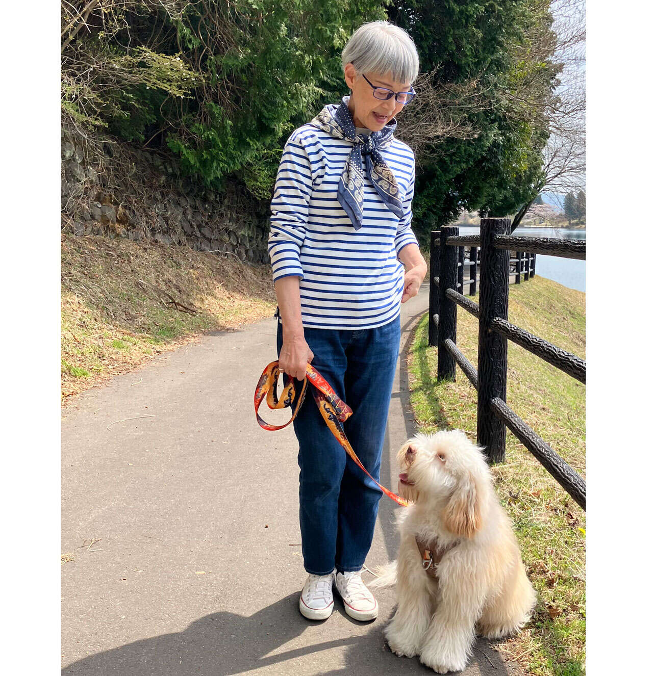 愛犬はもういないけれど、友人の犬と過ごした春の一日。日焼け対策のスカーフをアクセントに TH春2.jpg