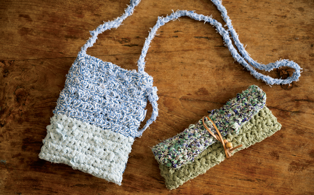 「裂き編み」ならではの温もり♪ ジャンボかぎ針を使って作るメガネケース＆ポシェット