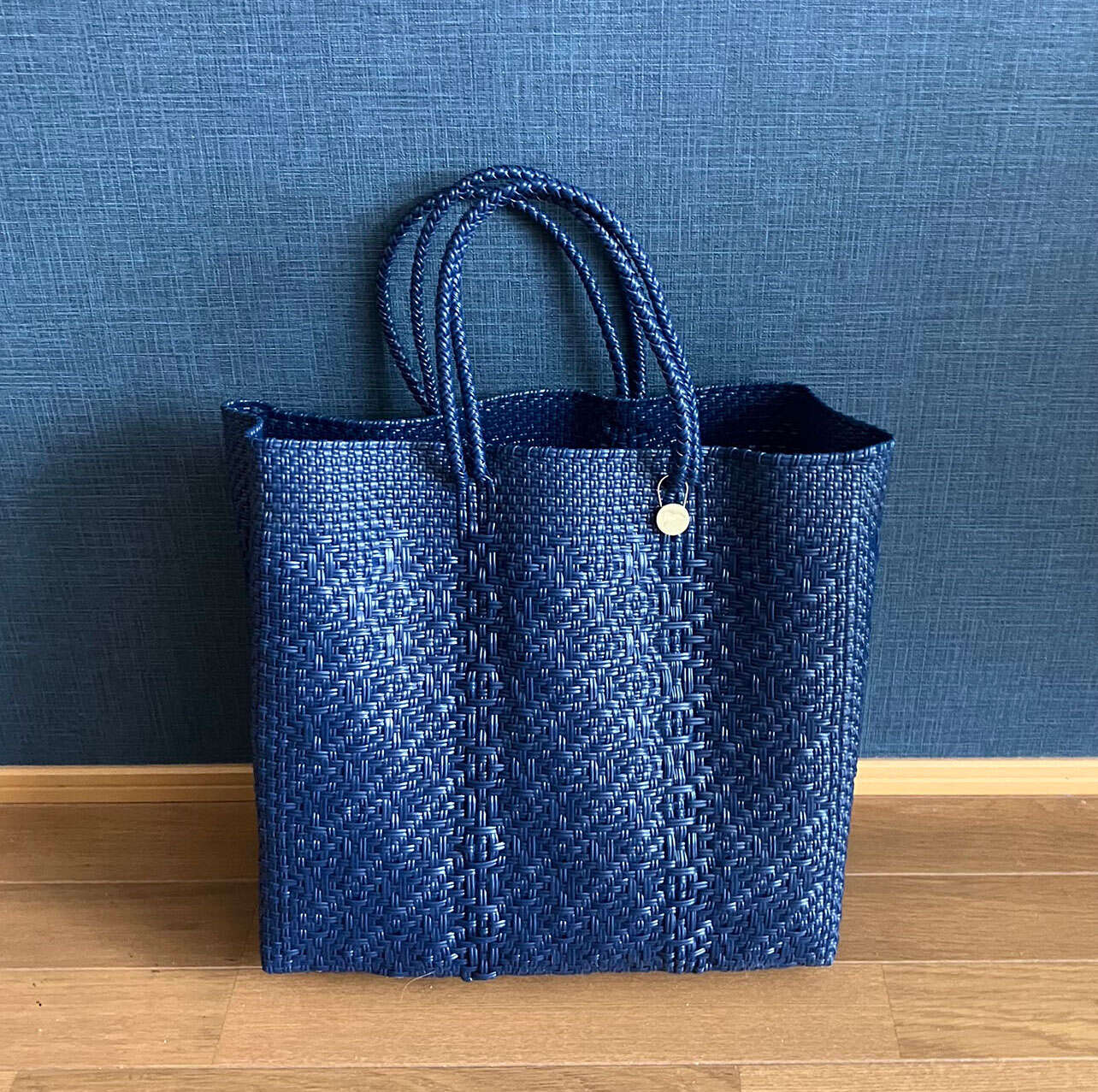 【60代からのおしゃれ】春はブルー×白で軽やかに。カバーオールと小物で遊ぶ大人の統一感 春3サブ.jpg