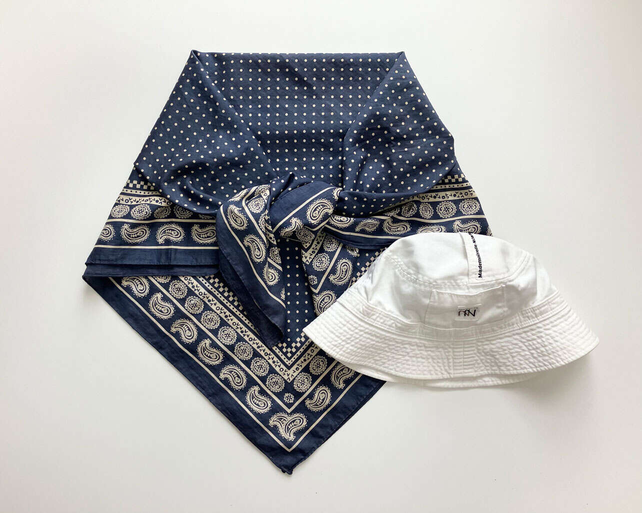 愛犬はもういないけれど、友人の犬と過ごした春の一日。日焼け対策のスカーフをアクセントに 春2サブ.jpg