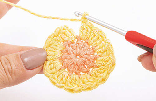 かぎ針で編む「花のモチーフ」1枚でおしゃれな「コースター」を手作りしよう P050_24_W500.jpg