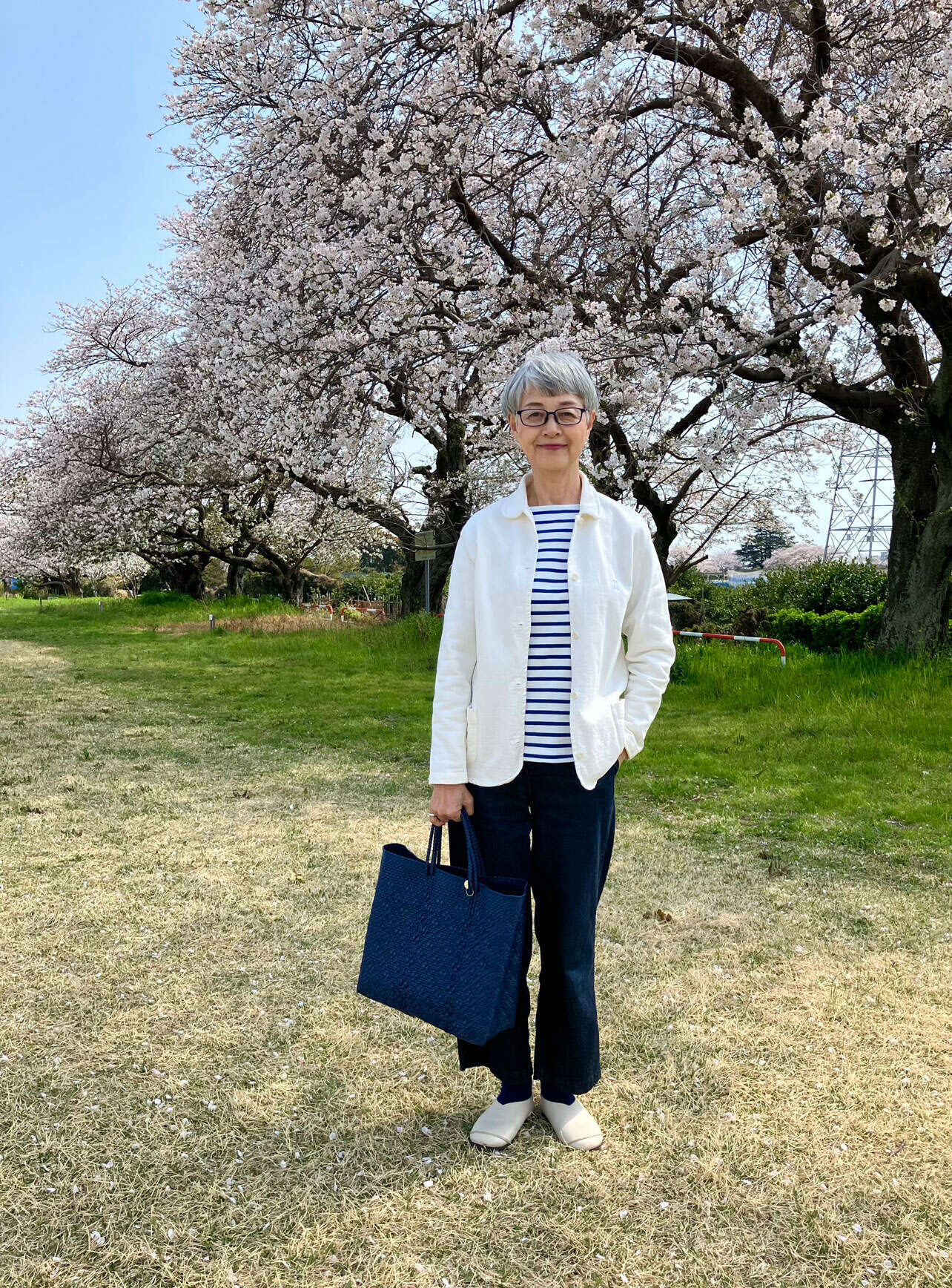 【60代からのおしゃれ】春はブルー×白で軽やかに。カバーオールと小物で遊ぶ大人の統一感 春3.jpg