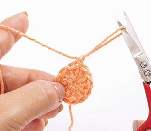 かぎ針で編む「花のモチーフ」1枚でおしゃれな「コースター」を手作りしよう P050_14_W500.jpg