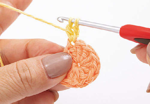 かぎ針で編む「花のモチーフ」1枚でおしゃれな「コースター」を手作りしよう P050_19_W500.jpg